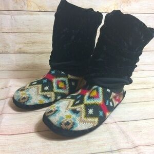 🎈3/$20! 
Muk Luks knit  southwestern house shoes. XL. 9–10.